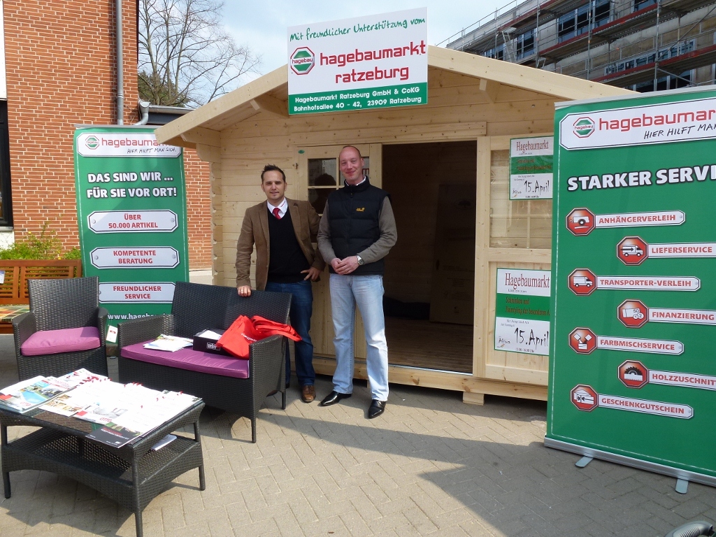 Links Marktleiter Sven Buse mit seinem Stellvertretenden Marktleiter Denis Damski auf Gewerbeschau in Ratzeburg 2012
